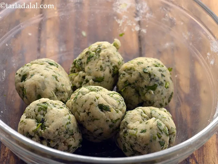 स्टेप 9 – <strong>आलू की रोटी</strong> बनाने के लिए, आटे को ६ बराबर …