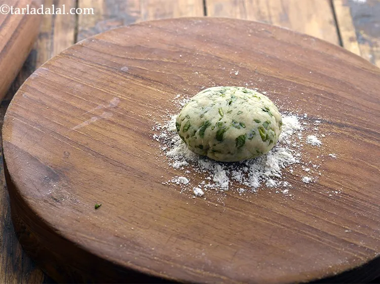 स्टेप 10 – रोलिंग बोर्ड पर थोड़ा सुखा आटा डालें, रोलिंग बोर्ड पर …
