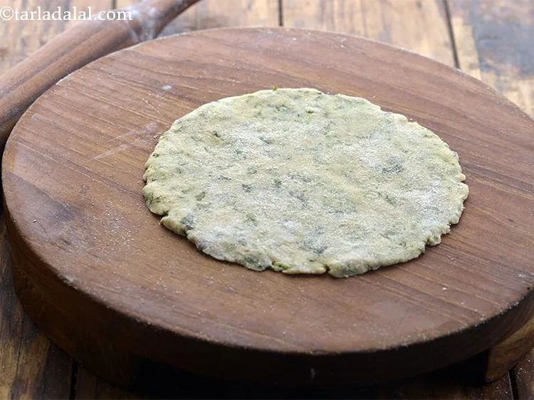 स्टेप 11 – आटे के एक भाग को १५० मि। मी। (६&rdquo;) व्यास …