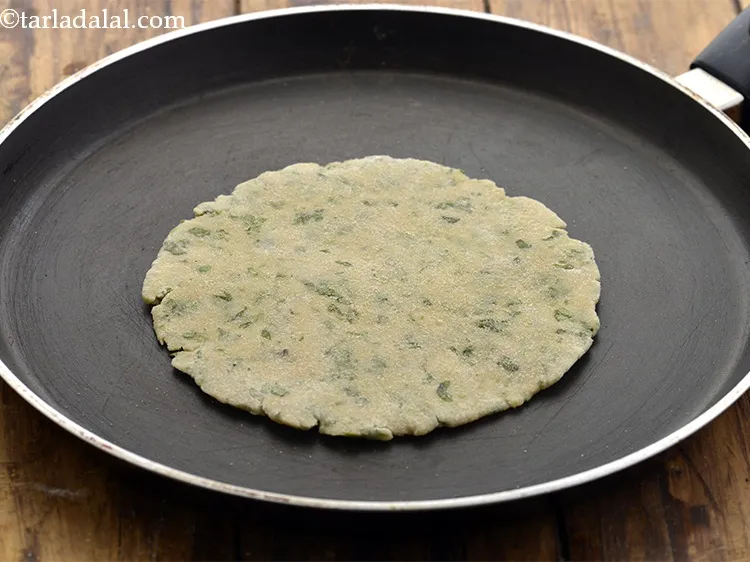 स्टेप 12 – एक नॉन-स्टिक तवे को गरम करें और उसके ऊपर बेली …