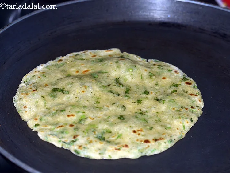 स्टेप 13 – १/२ टी-स्पून मूंगफली का तेल लगायें, पलटें और दूसरी तरफ …