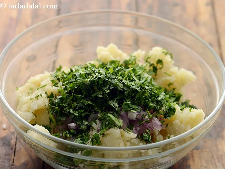 Step 4 – Add coriander, it will perk up the flavor of potato sandwich.&nbsp;
