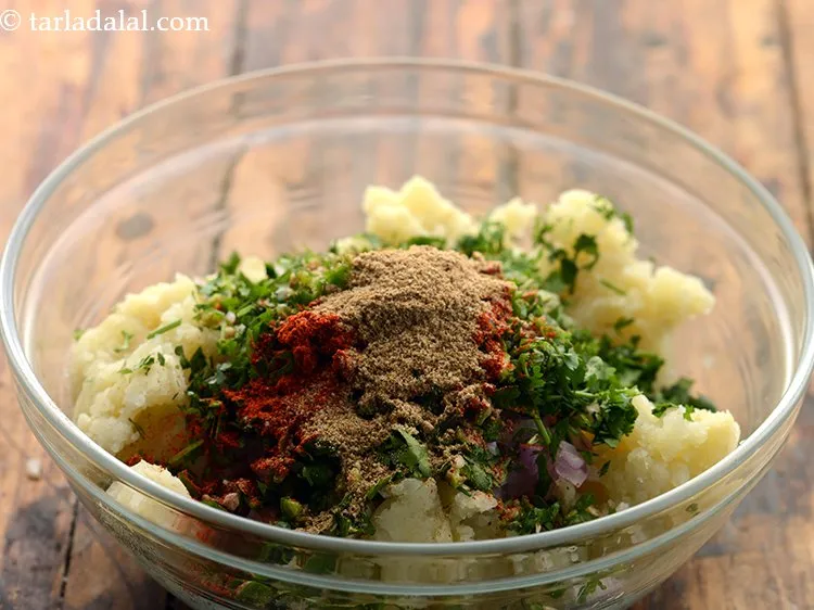 Step 7 – Add chaat masala, which will give our stuffing a nice tangy taste.&nbsp;