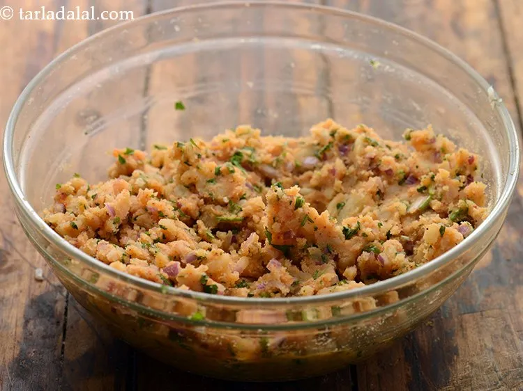 Step 9 – Mix well and keep aside. Our stuffing for <strong>tava potato sandwich</strong> is ready!&nbsp;