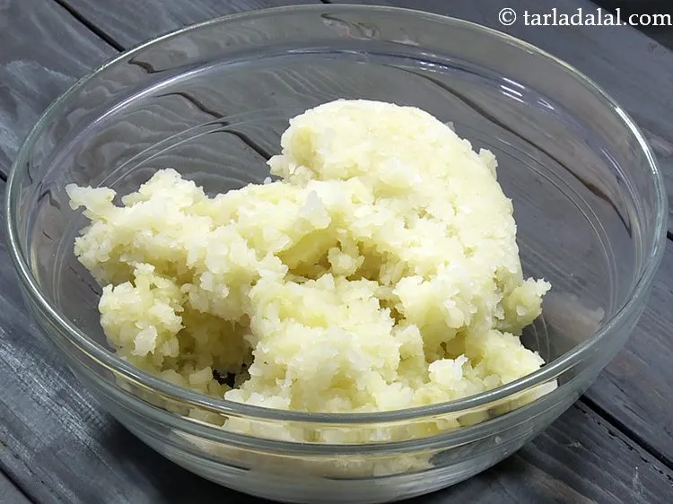 स्टेप 1 – <strong>पोटैटो स्माइली</strong> के लिए आटा बनाने के लिए, एक गहरे …