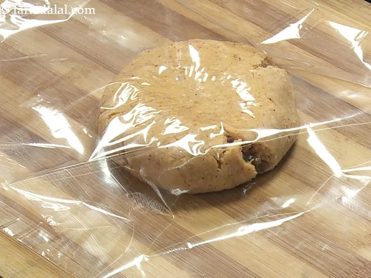 स्टेप 10 – इसे हल्के से दबाएं और इसके ऊपर प्लास्टिक की एक …