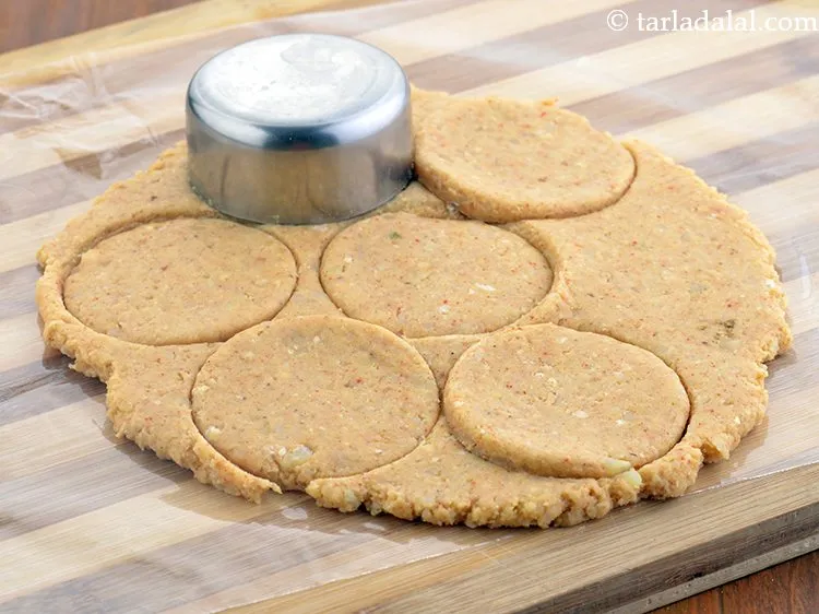 स्टेप 12 – ऊपर से प्लास्टिक शीट निकालें और कुकी कटर या वाटी …