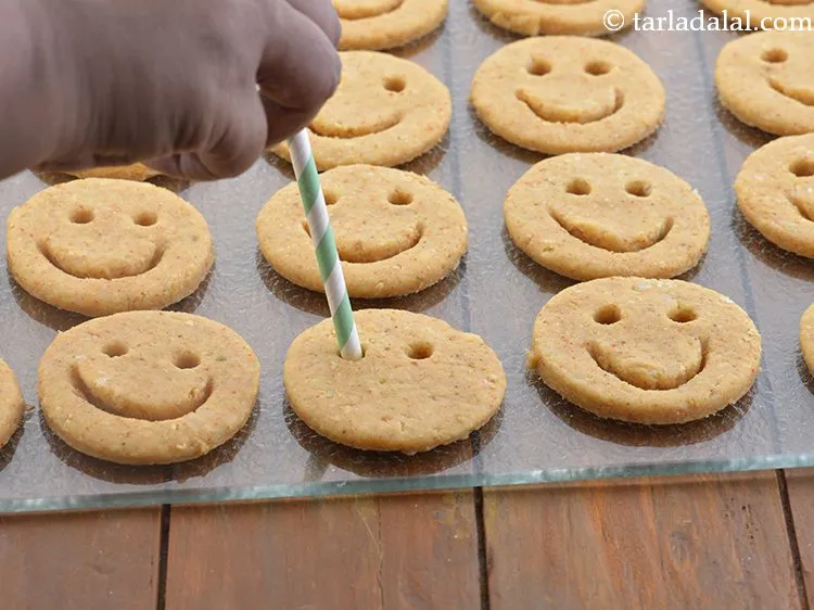 स्टेप 13 – इन ७ राउंड्स को एक साफ सूखी सतह पर रखें …