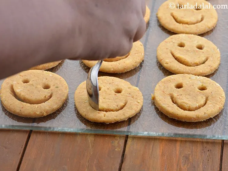 स्टेप 14 – साथ ही, एक चम्मच का उपयोग करके प्रत्येक राउंड पर …