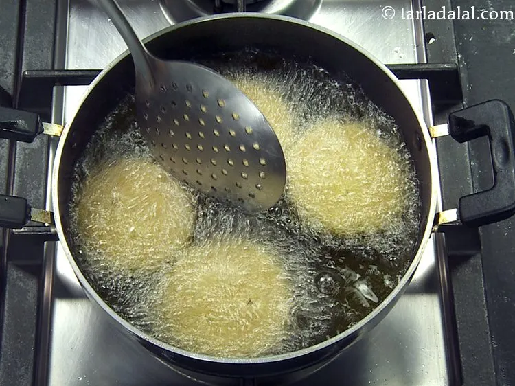 स्टेप 17 – <strong>पोटैटो स्माइली</strong> को डीप फ्राई करने के लिए, एक गहरे …