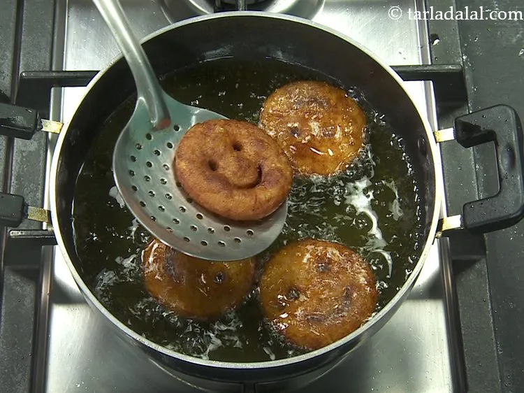 स्टेप 18 – दोनों तरफ से गोल्डन ब्राउन होने तक डीप फ्राई करें। …