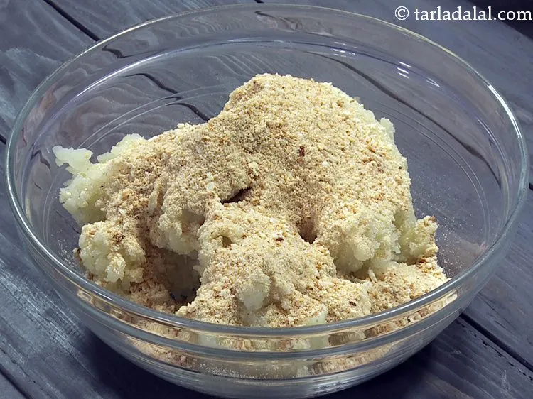 स्टेप 2 – ब्रेड क्रम्ब्स डालें। आटे में अधिक नमी होने पर आप …