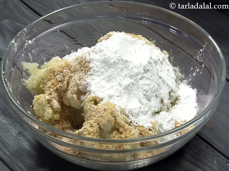 स्टेप 3 – कॉर्नफ्लोर डालें। यह <strong>पोटैटो स्माइली</strong> को खस्ता और कुरकुरा बनाने …