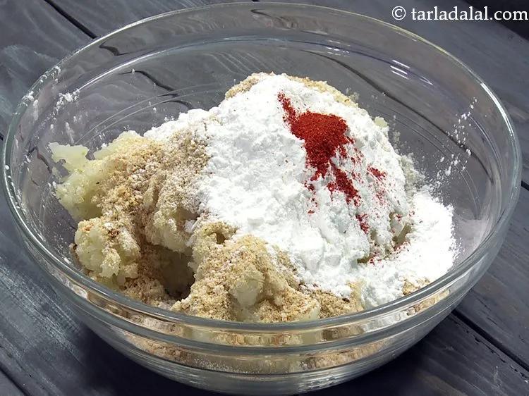 स्टेप 4 – मिर्च पाउडर डालें।