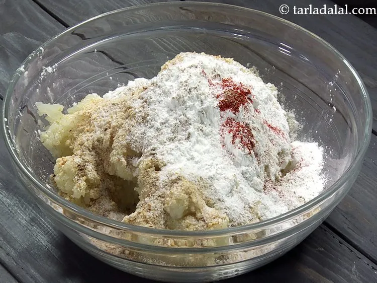 स्टेप 5 – स्वादअनुसार नमक और ताज़ा पिसी काली मिर्च डालें।