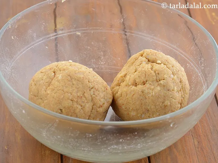 स्टेप 8 – आटे को २ बराबर भागों में विभाजित करें।