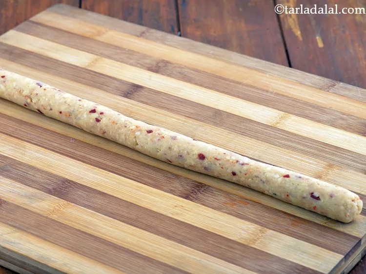 स्टेप 9 – <strong>मसालेदार आलू नगेट्स</strong> को तलने के लिए, आटे के एक …