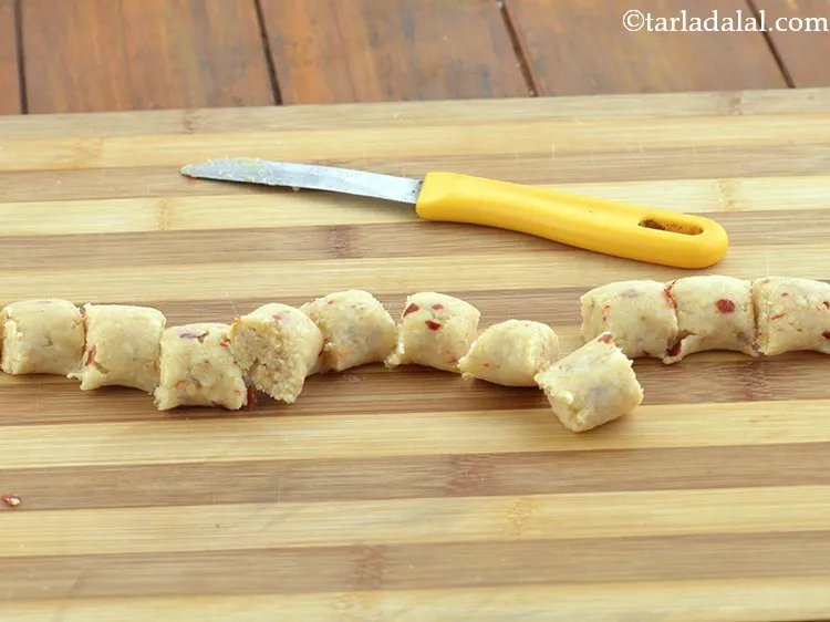 स्टेप 10 – एक तेज चाकू या डो-स्क्रैपर का उपयोग करके रोल को …