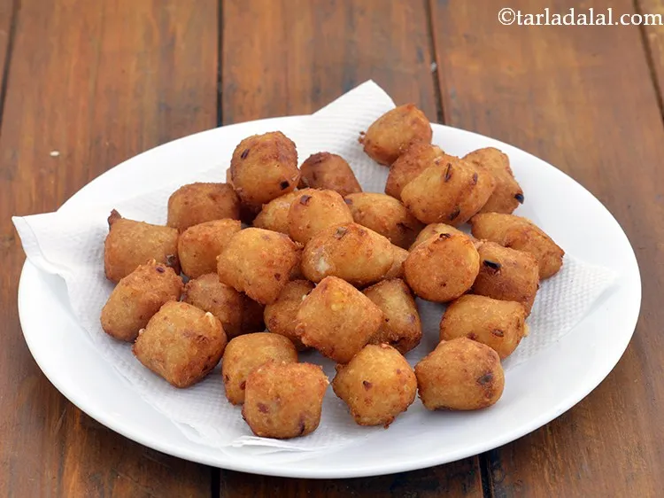 स्टेप 13 – अतिरिक्त तेल को निकालने के लिए <strong>आलू नगेट्स</strong> को टिशू …