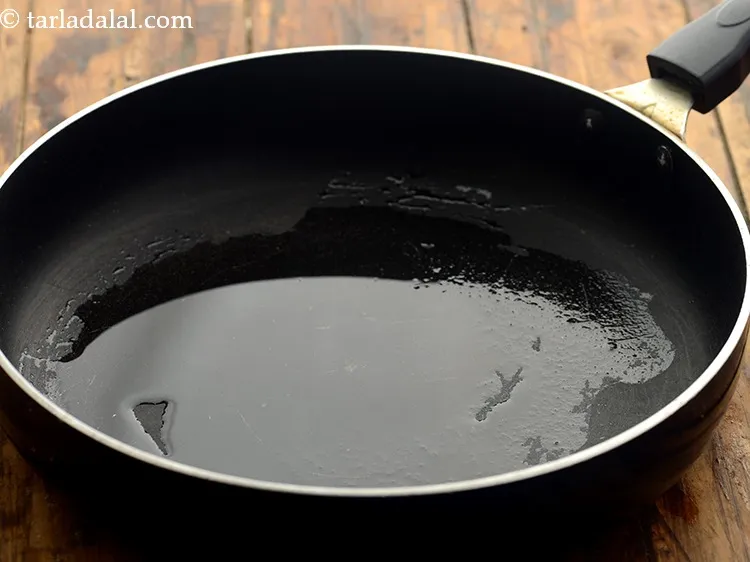 Step 4 – Heat oil in a broad non stick pan.&nbsp;