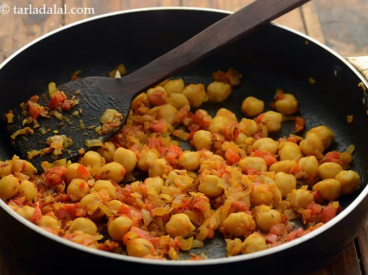 Step 10 – Mix well and cook&nbsp;<strong>protein poha&nbsp;</strong>on medium flame for 2-3 minutes, while stirring occasionally.&nbsp;