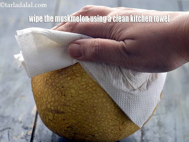 Step 5 – <meta charset="UTF-8" />Wipe the muskmelon using a clean kitchen towel.&nbsp;&nbsp;&nbsp;