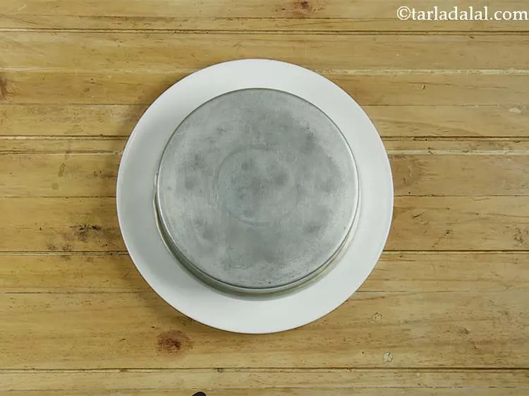 Step 20 – Invert the <strong>Pressure Cooker Rava Cake</strong> tin over a plate.