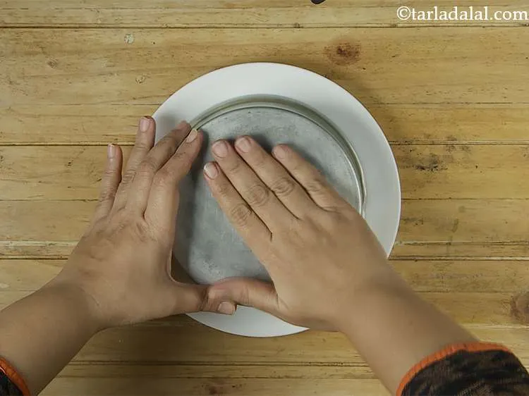 Step 21 – Tap sharply to unmould the&nbsp;<strong>Pressure Cooker Rava Cake</strong>.