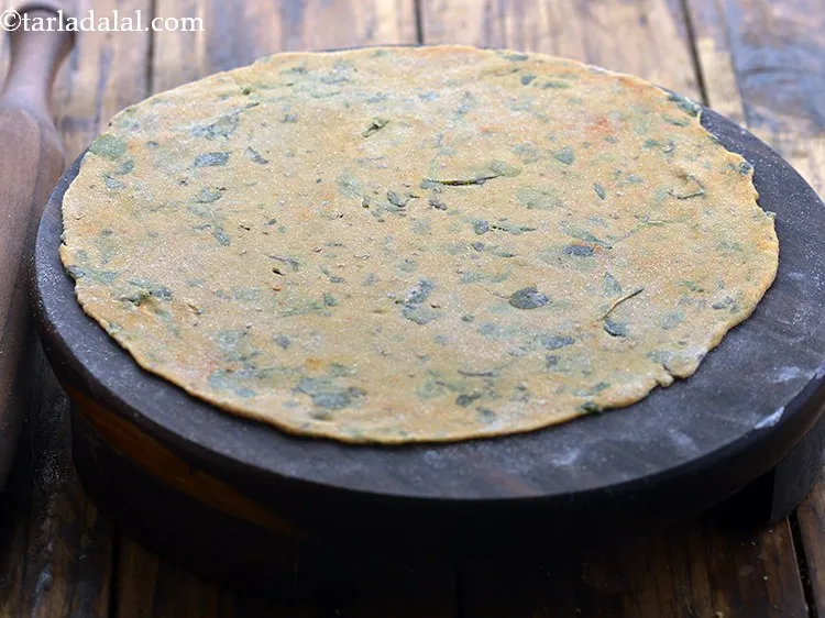 Step 15 – For making the&nbsp;<strong>pudina paratha | healthy mint paratha | Punjabi pudina paratha |</strong>&nbsp;roll a portion …