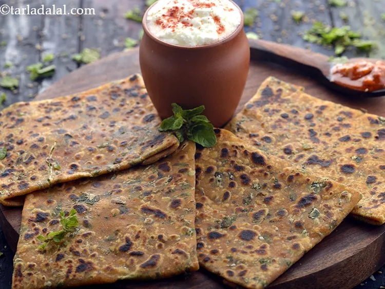 Step 25 – Serve the&nbsp;<strong>pudina paratha | healthy mint paratha | Punjabi pudina paratha |</strong>&nbsp;hot with fresh curds …