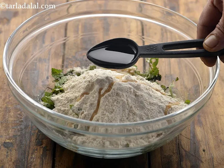 Step 8 – Add oil. The addition of any type of fat oil/ghee results into softer&nbsp;<strong>Pudina Paratha</strong>.