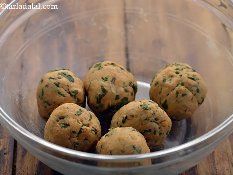 Step 13 – Divide the dough of&nbsp;<strong>pudina paratha | healthy mint paratha | Punjabi pudina paratha |</strong><strong>&nbsp;</strong>into 6 …