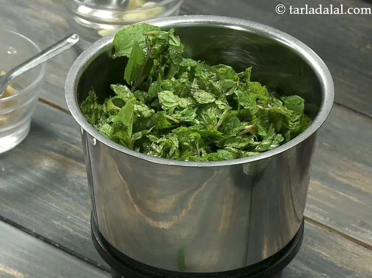 स्टेप 1 – <strong>पुदीना राइस रेसिपी </strong>के लिए हरा पेस्ट बनाने के लिए …