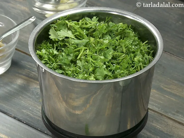 स्टेप 2 – कटा हुआ हरा धनिया डालें। हरा मसाला पेस्ट बनाने के …