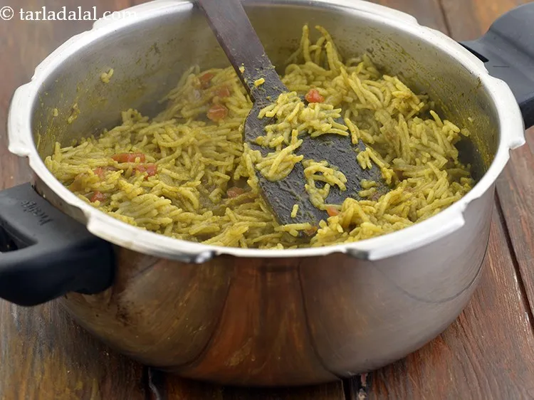 स्टेप 25 – इसे धीरे से मिलाएं और पुदीना चावल तैयार है। पुदीने …