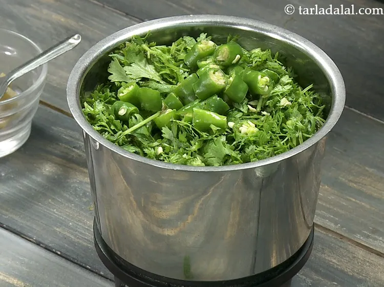 स्टेप 3 – मोटी कटी हुई हरी मिर्च डालें।
