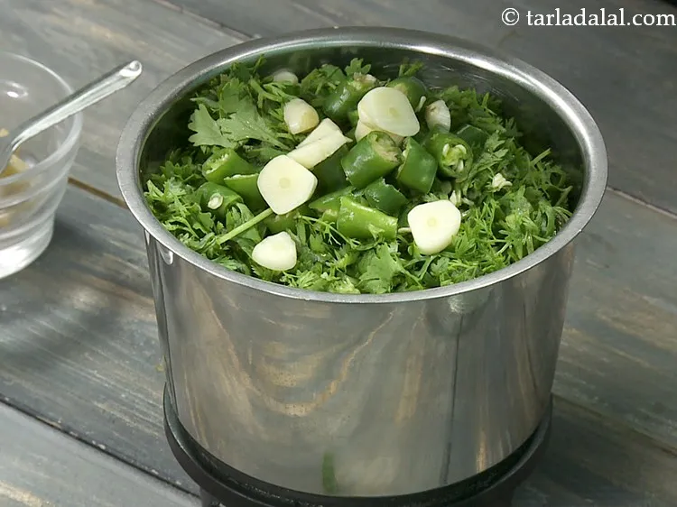 स्टेप 4 – मोटा कटा हुआ लहसुन डालें।