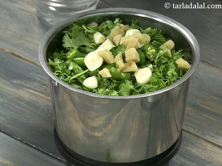 स्टेप 5 – मोटा कटा हुआ अदरक डालें।