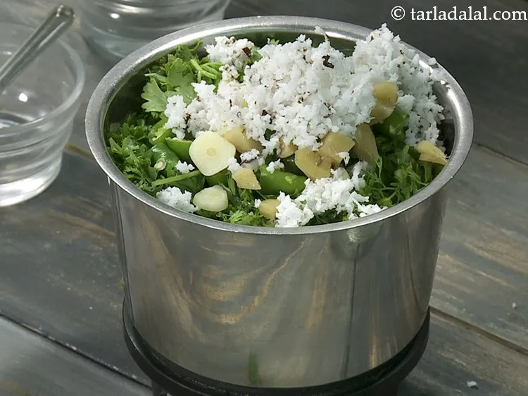 स्टेप 6 – ताजा कसा हुआ नारियल डालें।