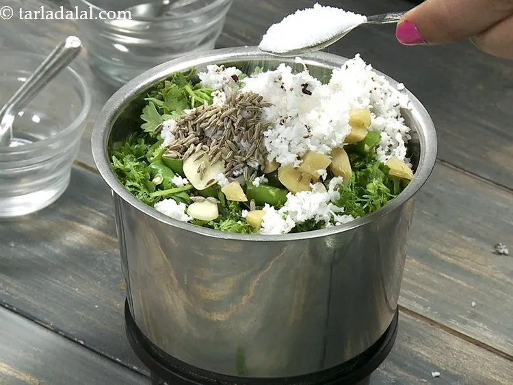 स्टेप 8 – स्वाद के लिए नमक डालें और १/४ कप पानी डालें।