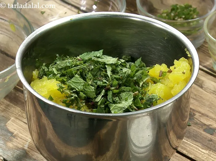 स्टेप 2 – बारीक कटे हुए पुदिने के पत्ते डालें। कद्दू के संगठन …