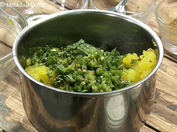 स्टेप 3 – तीखेपन के अनुसार बारीक कटी हुई हरी मिर्च डालें।