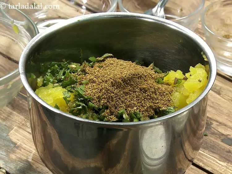 स्टेप 4 – एक अच्छा स्वाद देने के लिए जीरा पाउडर डालें।