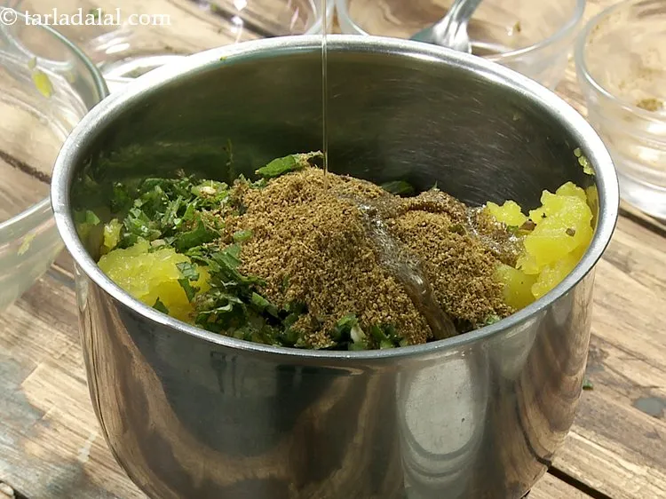 स्टेप 5 – जैतून का तेल डालें। जैतून का तेल <strong>कद्दू के डिप</strong> …