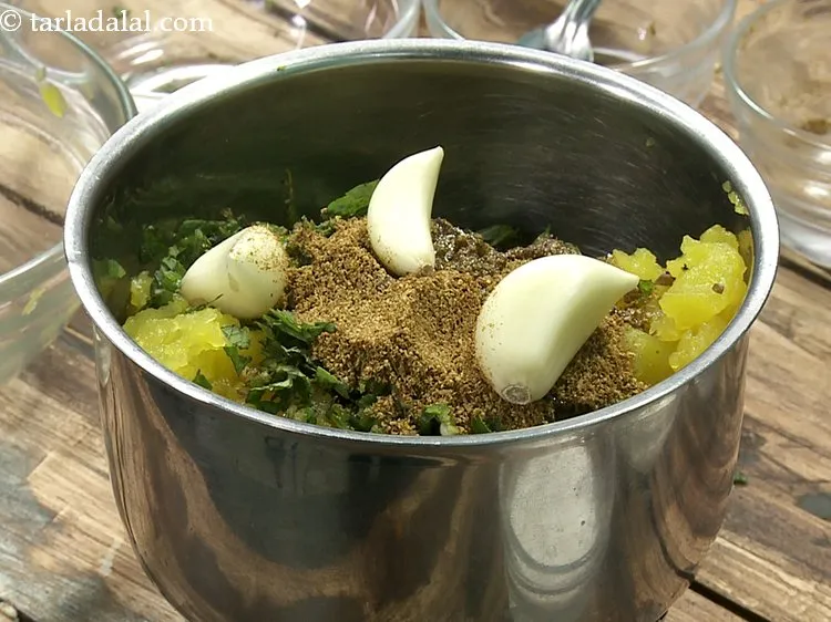 स्टेप 6 – लहसुन डालें।