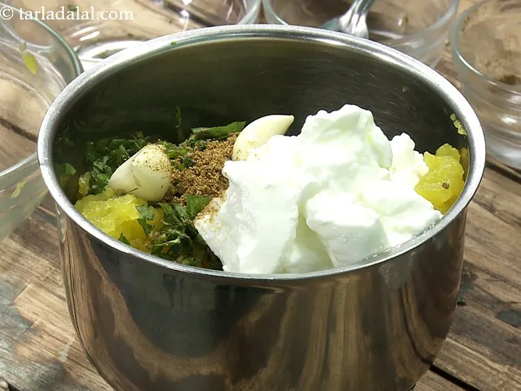 स्टेप 7 – चक्का दही डालें।