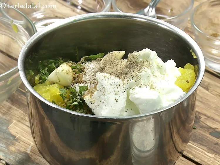 स्टेप 8 – <strong>पम्पकिन डिप</strong> को स्वादिष्ट बनाने के लिए नमक और ताजी …