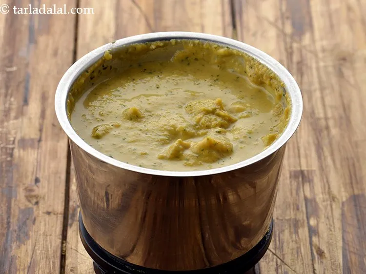 स्टेप 9 – एक मिक्सर में सभी सामग्रियों को मिलाएं और बिना पानी …