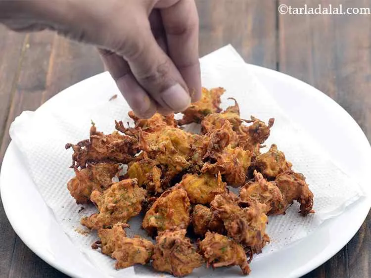 Step 12 – Sprinkle chaat masala over it to make it tastier. Toss&nbsp;<strong>pumpkin pakora | kaddu pakoda | …