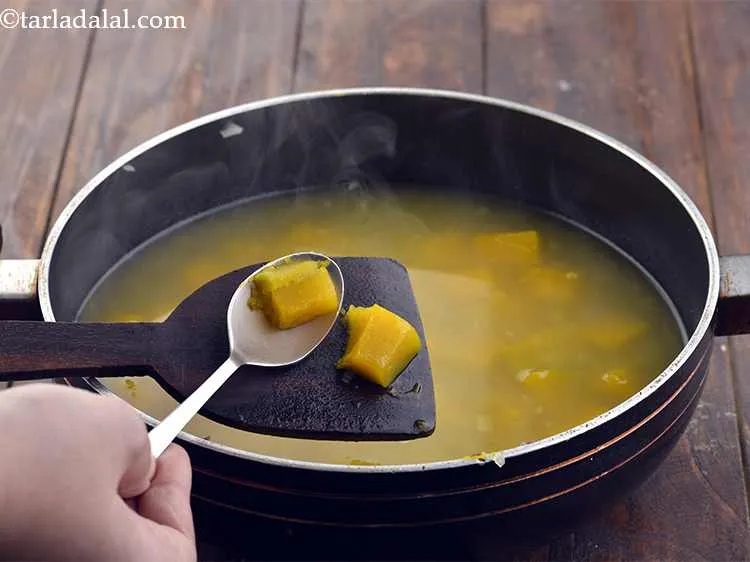 स्टेप 10 – आप देख सकते हैं कि कद्दू चम्मच के उपयोग से …